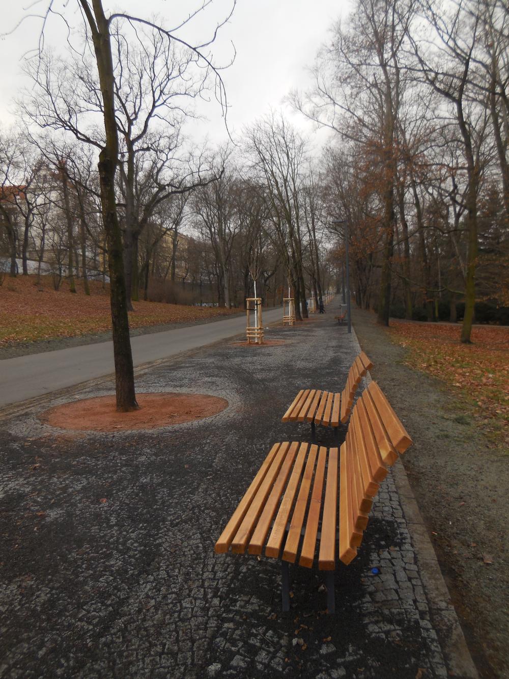 2372277_obnova stromořadí, zpevněných ploch, mobiliáře a veř. osvětlení (úsek Výstaviště-most Bušť.dráhy)