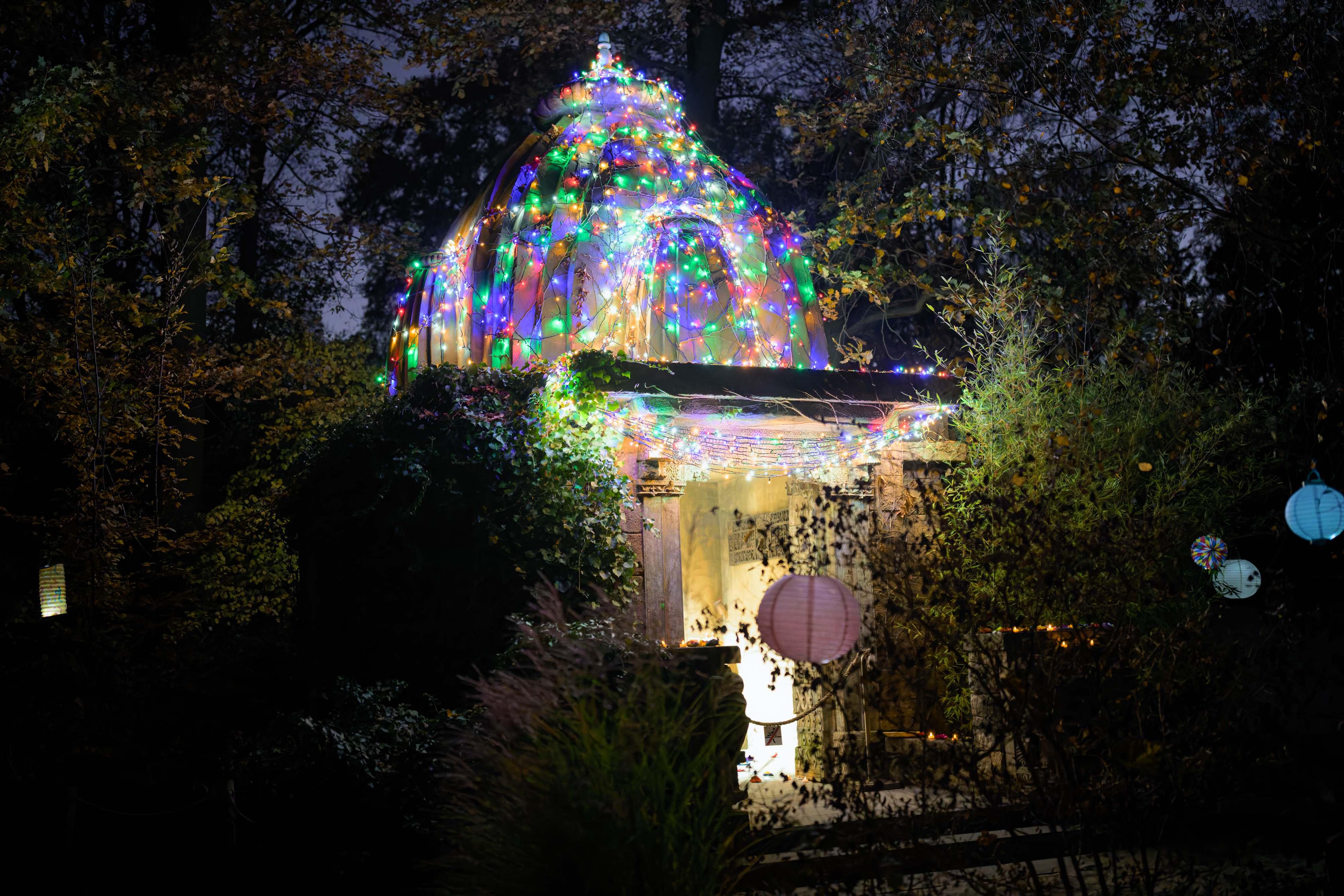 Slavnostně osvícený Ašrám